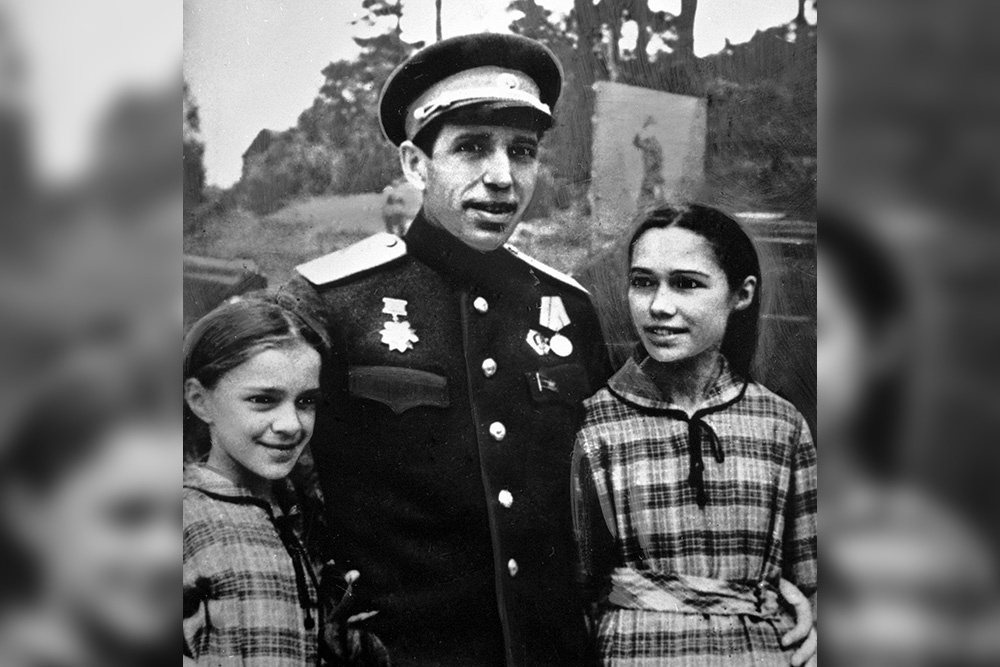    Первый секретарь Ленинградского обкома и горкома партии Алексей Кузнецов с дочерьми. 1948 г. / РИА Новости
