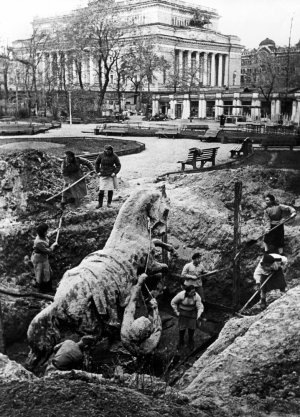    1 октября 1941 года. Ленинградцы закапывают в землю знаменитых коней Клодта с Аничкова моста. / Фото: Исторический парк "Россия - Моя история"