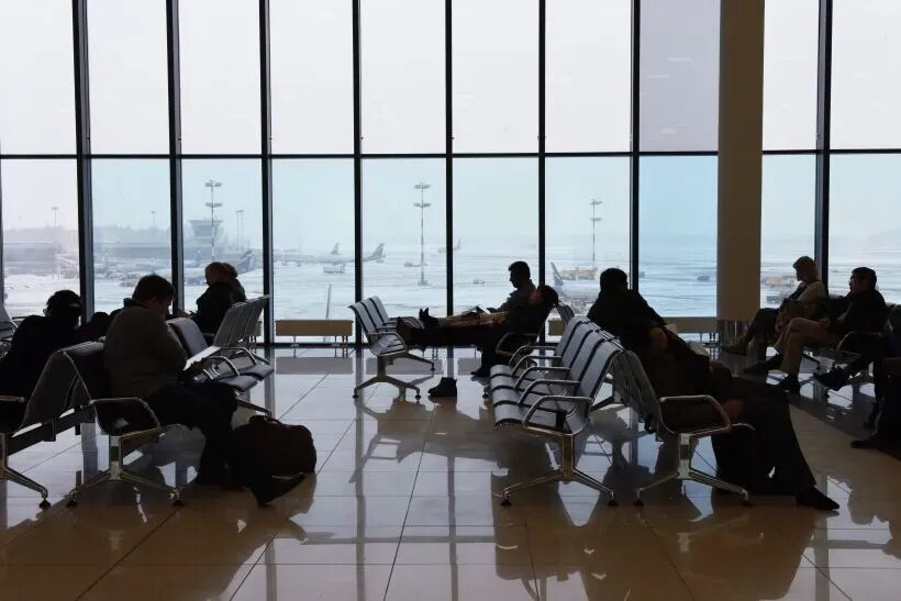     Пассажиры в зале ожидания в аэропорту "Шереметьево". © РИА Новости. Наталья Селиверстова