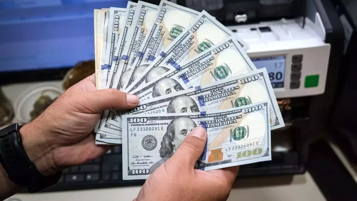 Банки избавляются от старых долларов и не продают новые купюры россиянам по низкому курсу. Фото: ТАСС