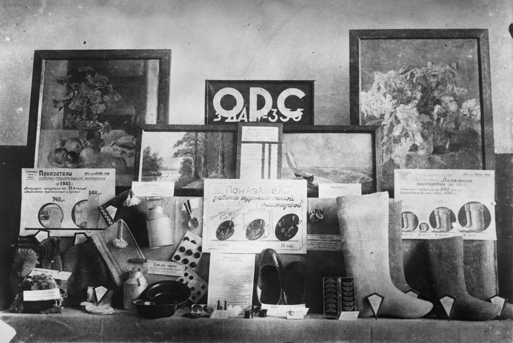 Образцы продукции ОРСа: одежда, обувь, посуда, пуговицы, портсигары и мундштуки, различные бытовые изделия. Газета «Вперёд» Сергиев Посад. dzen.ru