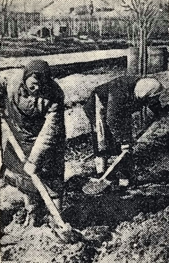 В подсобном хозяйстве ОРСа Н-ского завода. А. Гурьянова и Т. Мордовкина готовят теплицы. Фото И. Папкова. Красная Татария. 1943. 17 апреля.
