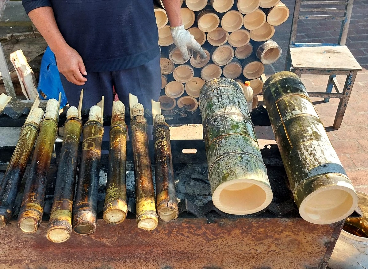 Куриный суп в бамбуковом стволе. Яншо. Китай.