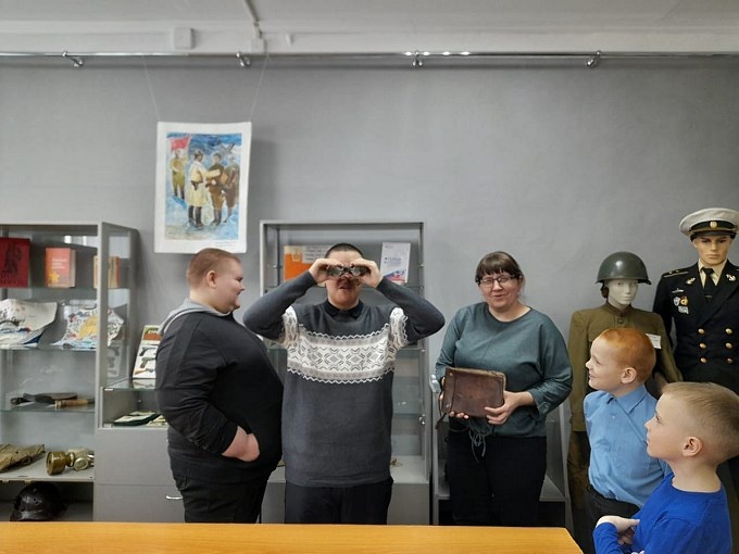 Мальчик подросток смотрит в бинокль