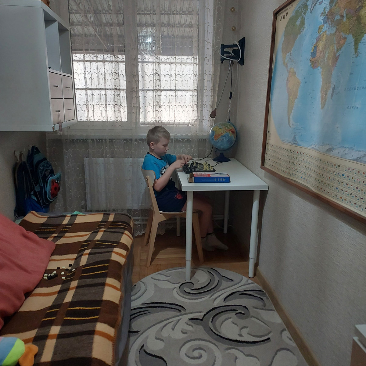 За шахматами