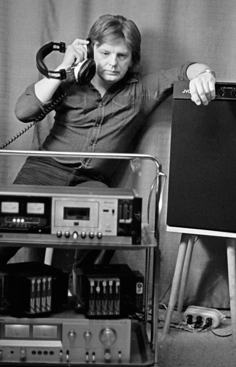    Юрий Антонов родился 19 февраля 1945 года в семье военнослужащего. После окончания войны отца будущего артиста перевели в Белоруссию. Там Юрий Антонов пошёл в музыкальную школу, где учился играть на аккордеоне. В 14 лет он начал работать, возглавив хор при железнодорожном депо / РИА Новости