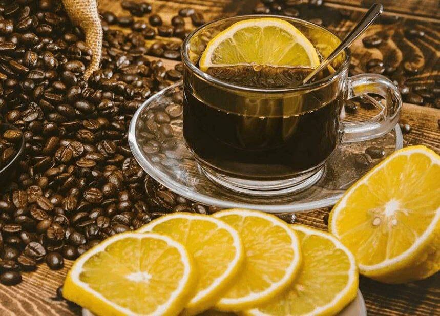 ‼️ Улучшается пищеварение и разгоняется метаболизм. Этому способствуют и лимон, и кофе.

🔹 Кофеин бодрит и ускоряет сокращение сердечной мышцы, из-за чего обменные процессы в организме становятся быстрее. 

🔹 Лимон повышает эластичность сосудов, делая ускорение работы сердца более безопасным.

‼️ И в кофе, и в цитрусовых много антиоксидантов, помогающих восстановлению клеток и тканей. Витамин С в составе лимона стимулирует выработку коллагена.
