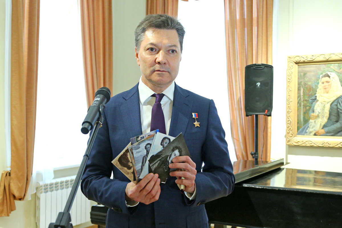 Герой РФ Олег Кононенко в Оренбургском областном музее изобразительных искусств. 