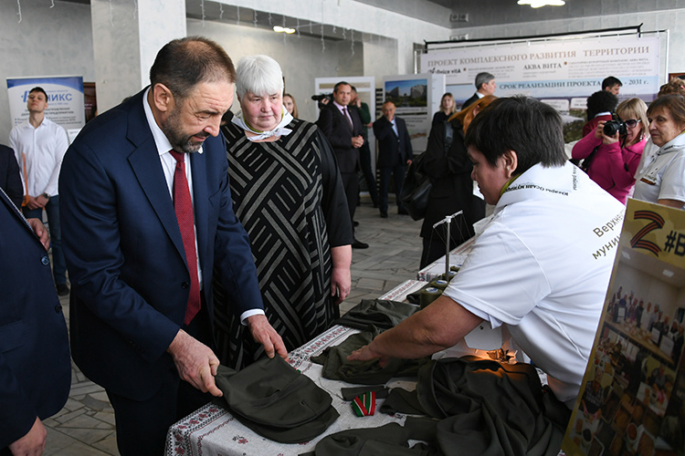    Половину холла районного Дома культуры заняли волонтеры и активисты, помогающие бойцам на СВО и мирному населению на освобожденных территориях.   
Фото: prav.tatarstan.ru