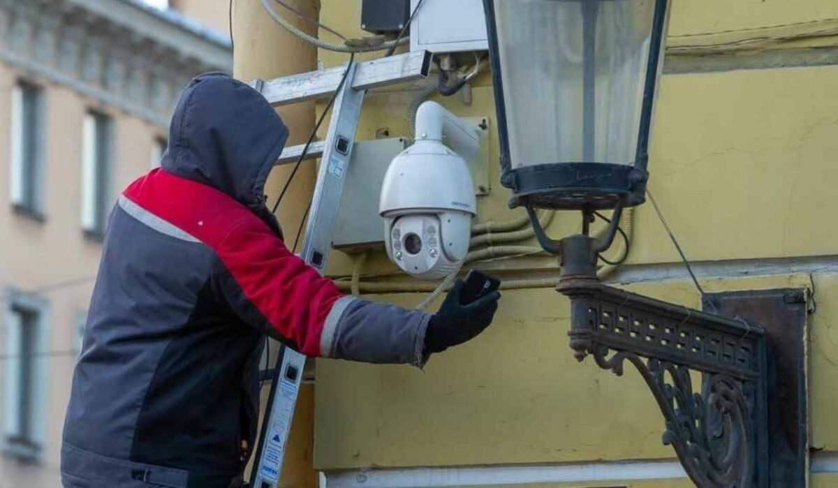     Установка камеры. Источник: kp.ru Автор фото: Олег Золото