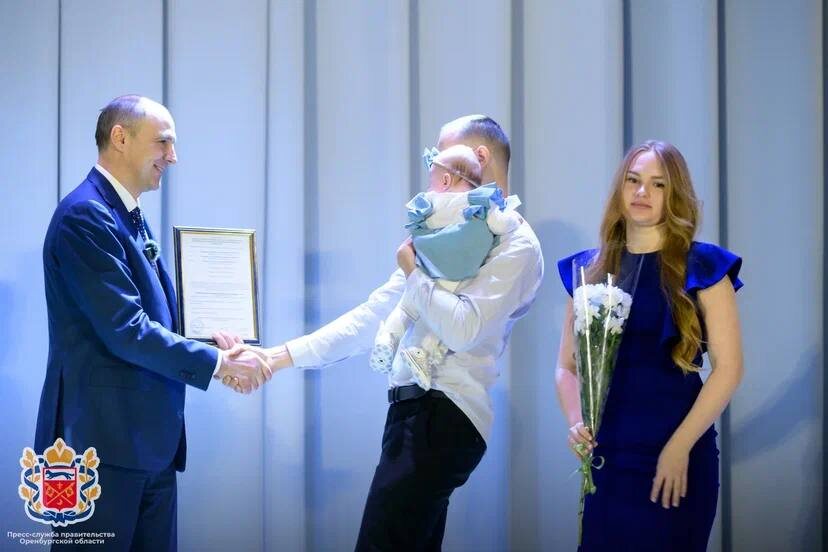     Денис Паслер вручил молодым семьям свидетельства на приобретение жилья «О»
📷    Денис Паслер вручил молодым семьям свидетельства на приобретение жилья «О»
