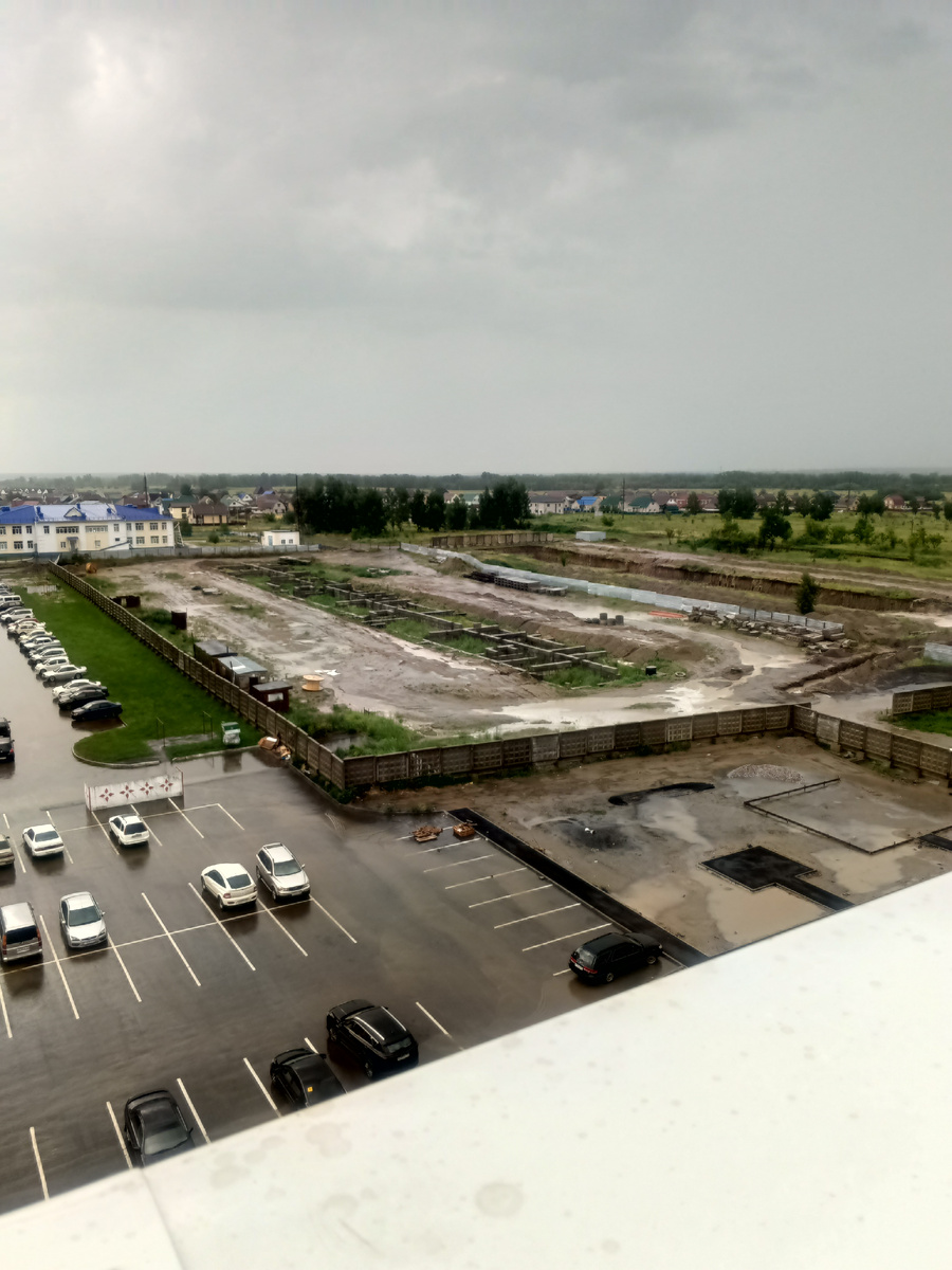 Утонула новостройка под моими окнами в депрессивном регионе после дождика в четверг.