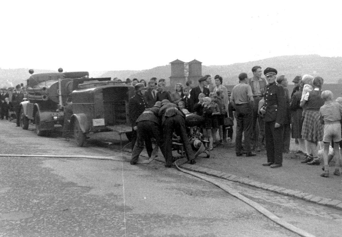 TLF-15/43 вместе с пожарным прицепом. Судя по фонарям, скорее всего машина на шасси KHD S 3000. 