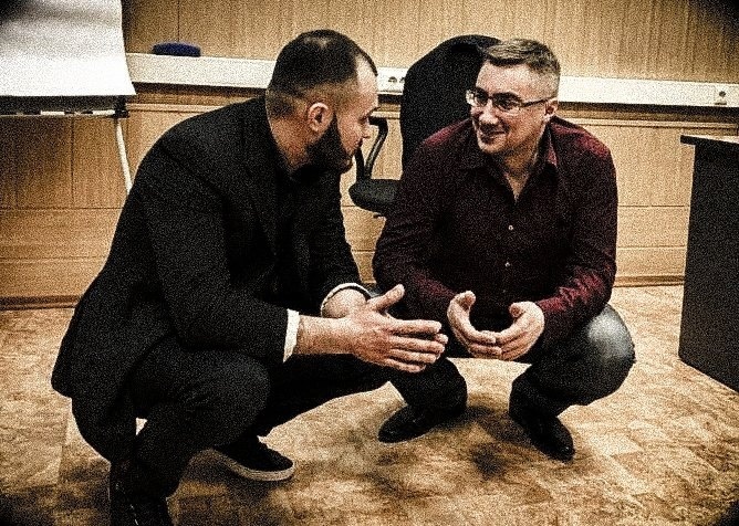 Элемент тренинга, где изучали подстройку по позе и убеждениям.