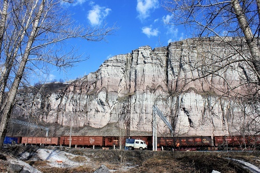 Фотографии Татьяны Немшановой. Южный Урал. Весна. Апрель. 8 апреля 2912 год. Г. Миньяр. Красная скала. Челябинская область. Палеозойские осадочные морские толщи.
