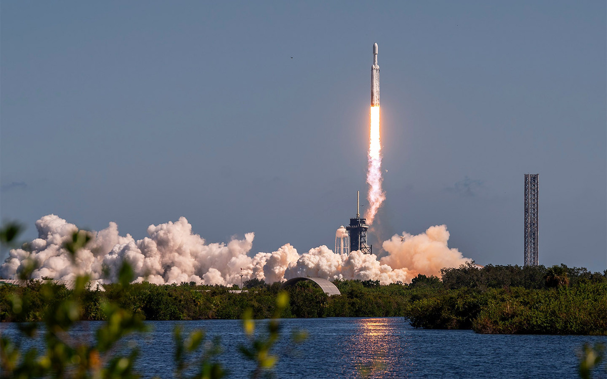 Joshua Conti / Keystone Press Agency / Global Look Press📷Ракета SpaceX Falcon Heavy с беспилотным космическим аппаратом NASA Europa Clipper стартует со стартового комплекса 39A в Космическом центре Кеннеди 14 октября 2024 года на Кейп-Канаверале, Флорида