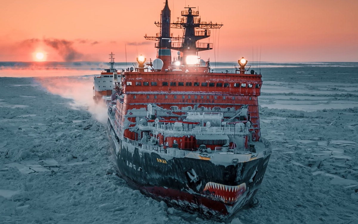 Rosatom / Global Look Press📷Атомный ледокол «Ямал» завершает проводку газовоза «Николай Урванцев» в восточном направлении. Судно провели через пролив Матисена, один из самых узких в Арктике. Июнь 2021 года