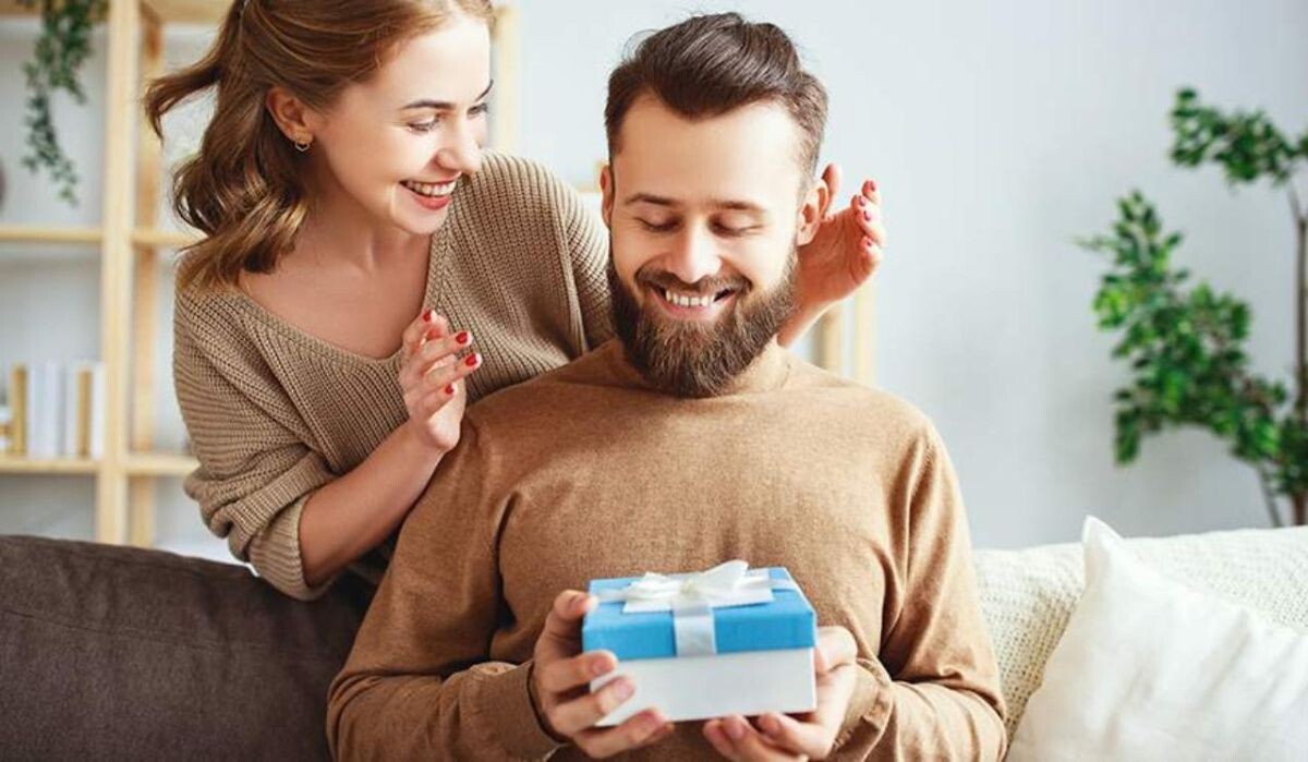     Женщина дарит подарок мужчине. Источник: iz.ru Автор фото: evgenyatamanenko