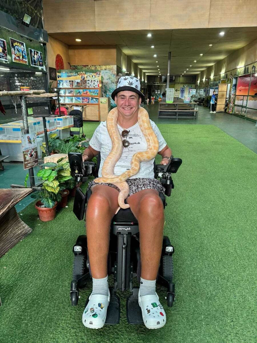 Таиланд очень удобен для жизни колясочников - не надо  надевать  кучу одежды. 