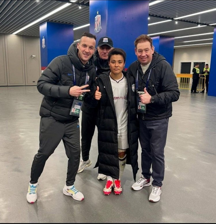    Мицуки Сайто (в центре) / фото: соцсети