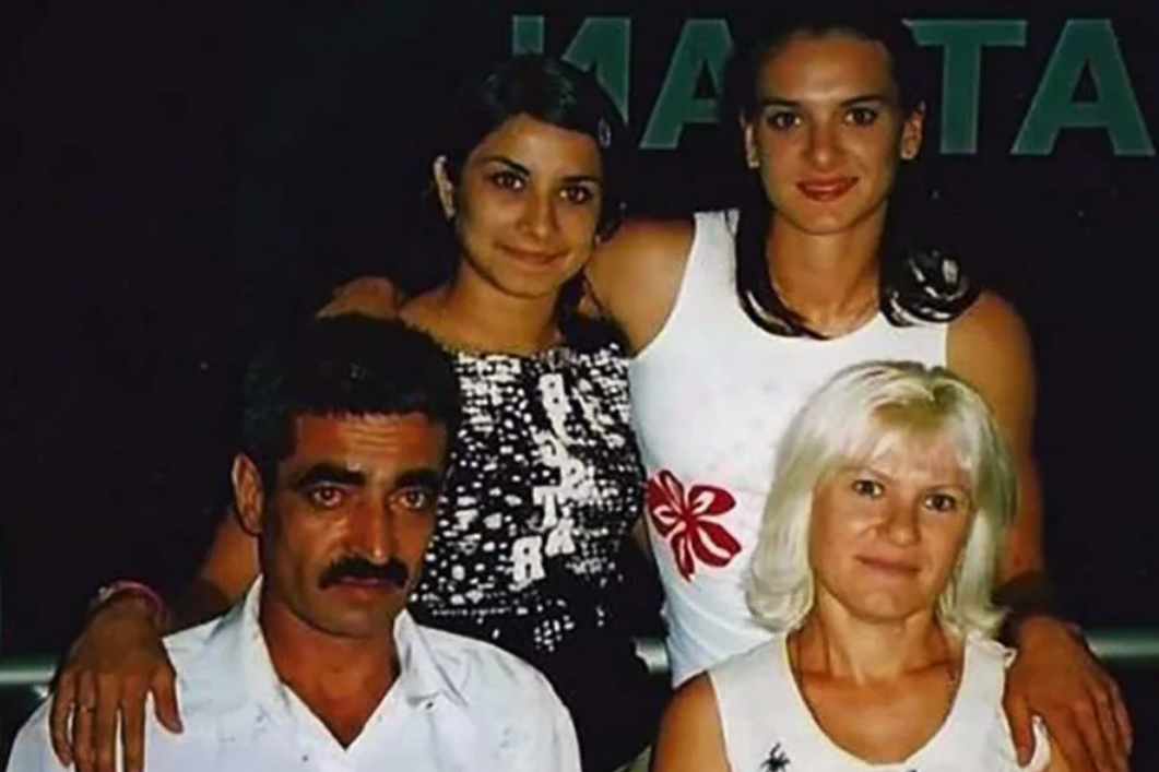 на фото Елена Исинбаева с сестрой и родителями 