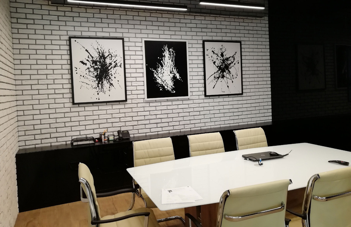 Иллюстрация из архива автора. Оформление переговорной. Триптих, белые картины оформлены в черный багет, черная картина в белый багет той же серии и модели, что и на белых картинах