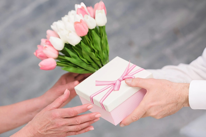 Дарите женщинам цветы без повода и без причины. Designed by Freepik