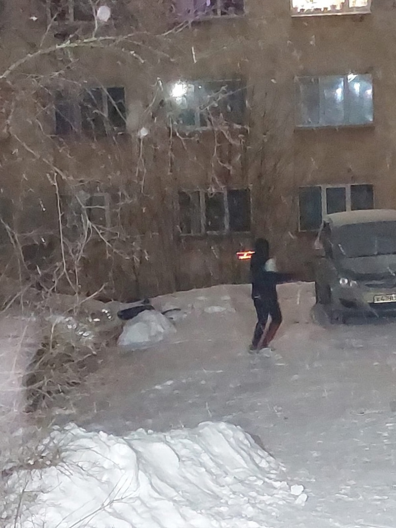    Подростки кидали коктейли Молотова под машины в Петрозаводскепаблик «Зарека Петрозаводск новости района»