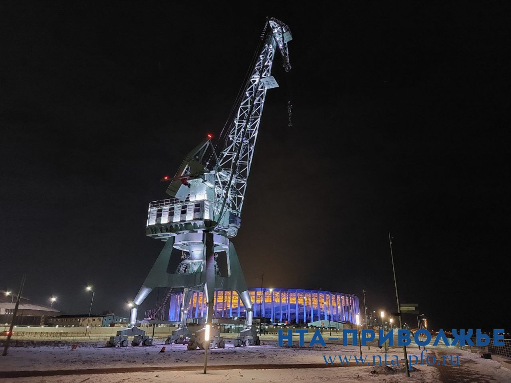    Теперь жители сравнивают портовый кран с подсветкой с гигантским роботом