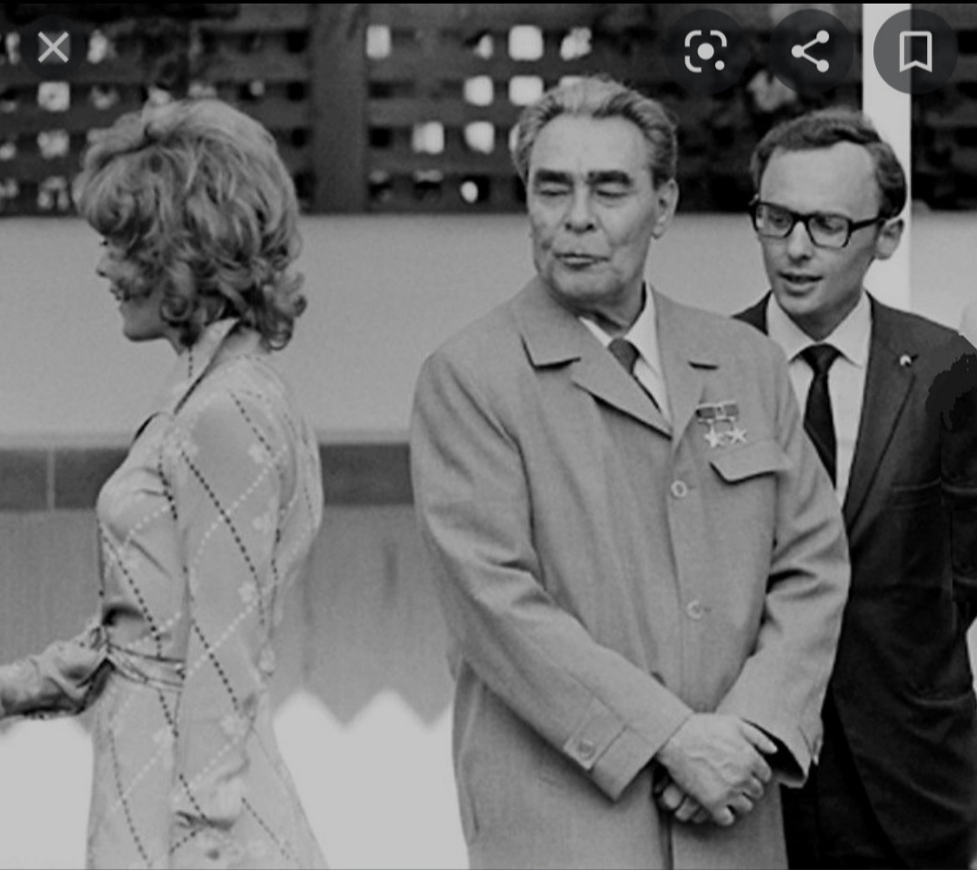 Поцеловать ее или Суслова?