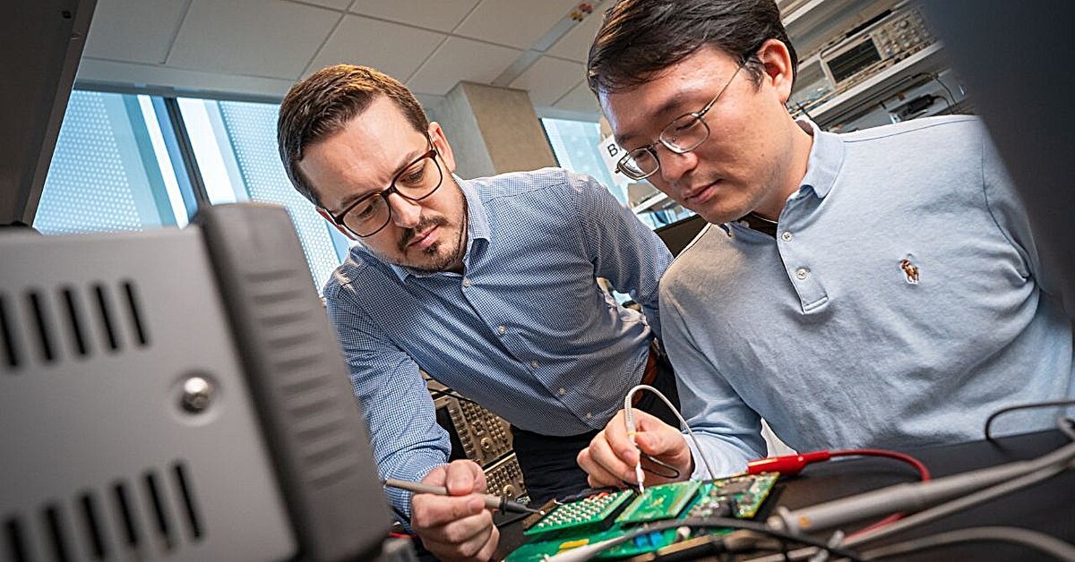 Соавтор исследования Патрик Мерсье (слева), профессор кафедры электротехники и вычислительной техники, и соавтор Цзысяо Линь, аспирант кафедры электротехники, оба из Калифорнийского университета в Сан-Диего, проверяют систему привода на испытательной платформе.    
 Источник: David Baillot / UC San Diego Jacobs School of Engineering  📷
