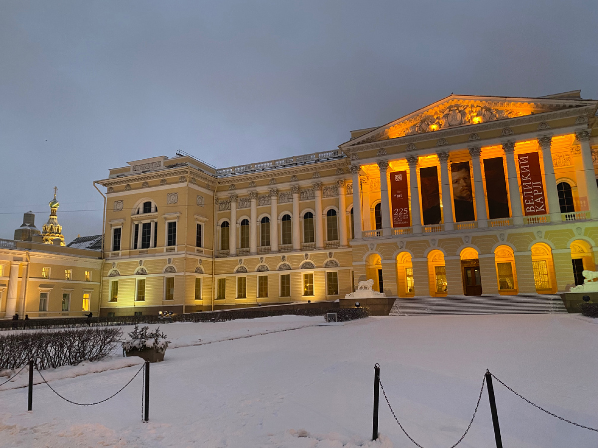 Здание Михайловского дворца с афишей выставки, наступает ночь