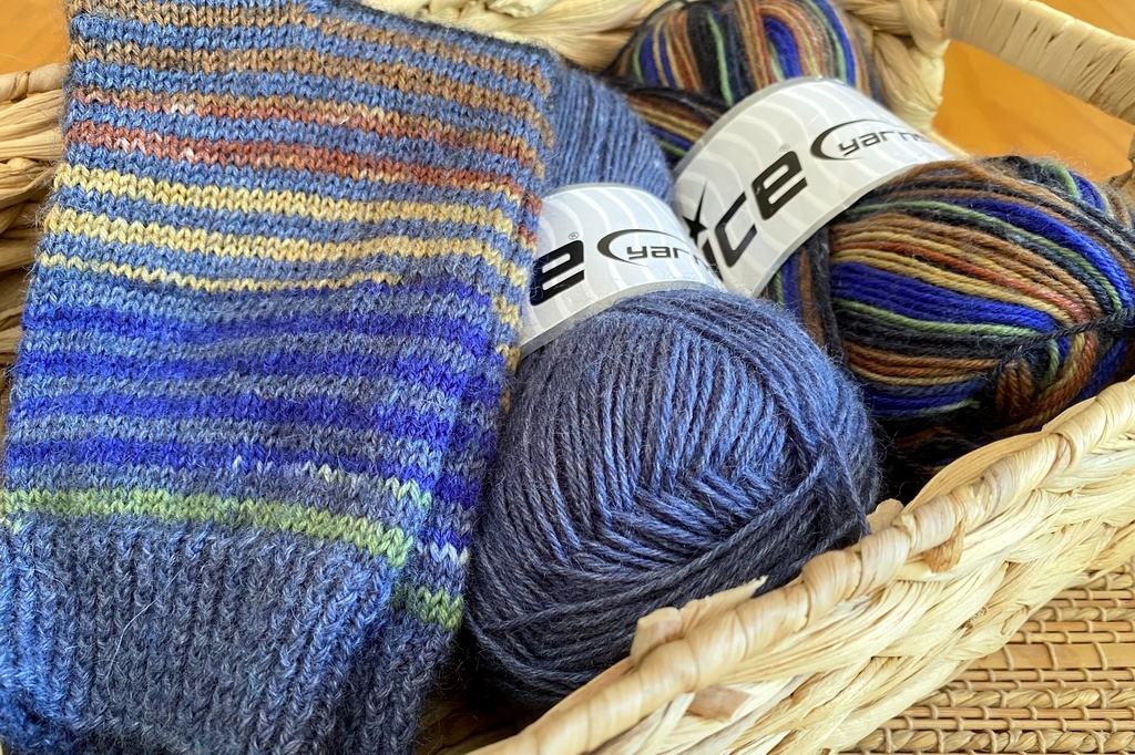 Готовый носки и пряжа, из которой я их вязала; здесь и далее - фото из домашнего архива