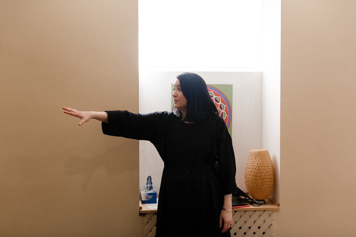 Евгения Кор - тренер по публичным выступлениям. 