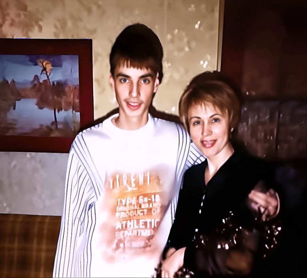 Илья Лапов вместе со своей любимой матерью. Ист. кадр из видео на YouTube.com