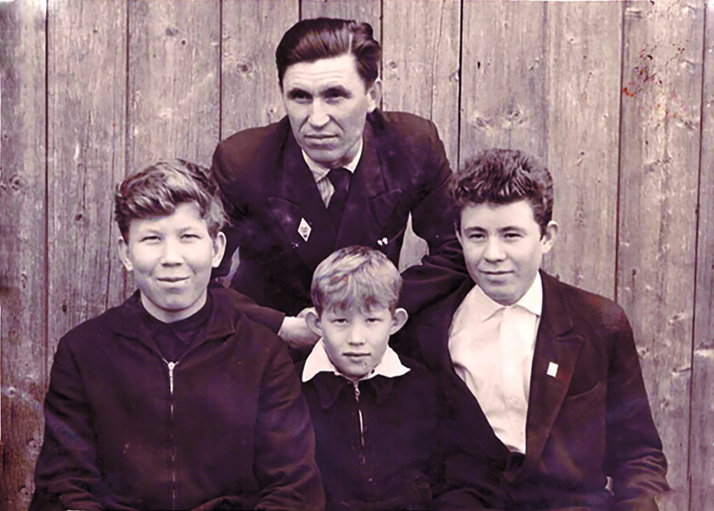 Павел Васильевич с сыновьями Евгением, Александром и Владимиром.