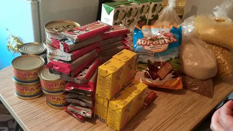 Консервы, конфеты, алкоголь