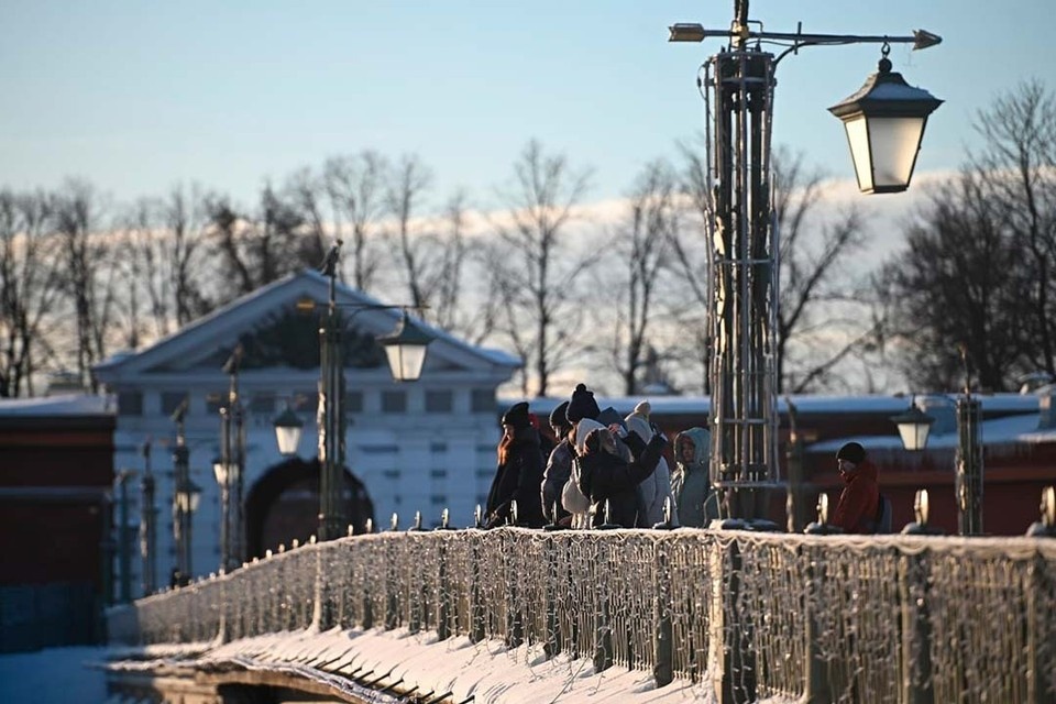 Ливень. Термометр оконный -10 градусов. Обои на рабочий стол дождь. Дождь в окне. Ноябрьский дождь на окне.