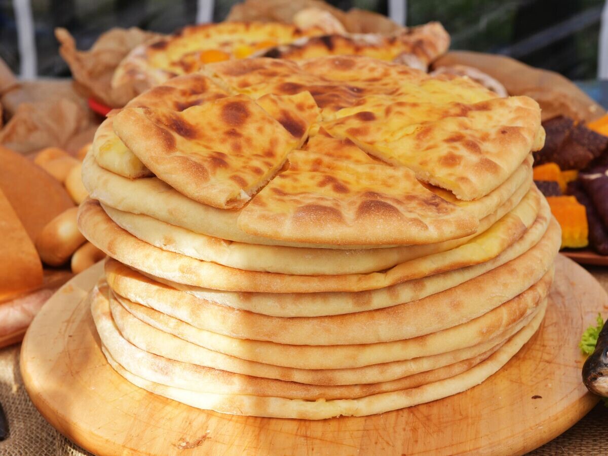    Хачапури на тарелке© Sputnik / Томас Тхайцук