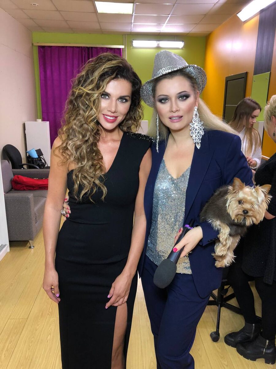 Анна Седокова и Лена Ленина. Социальные сети