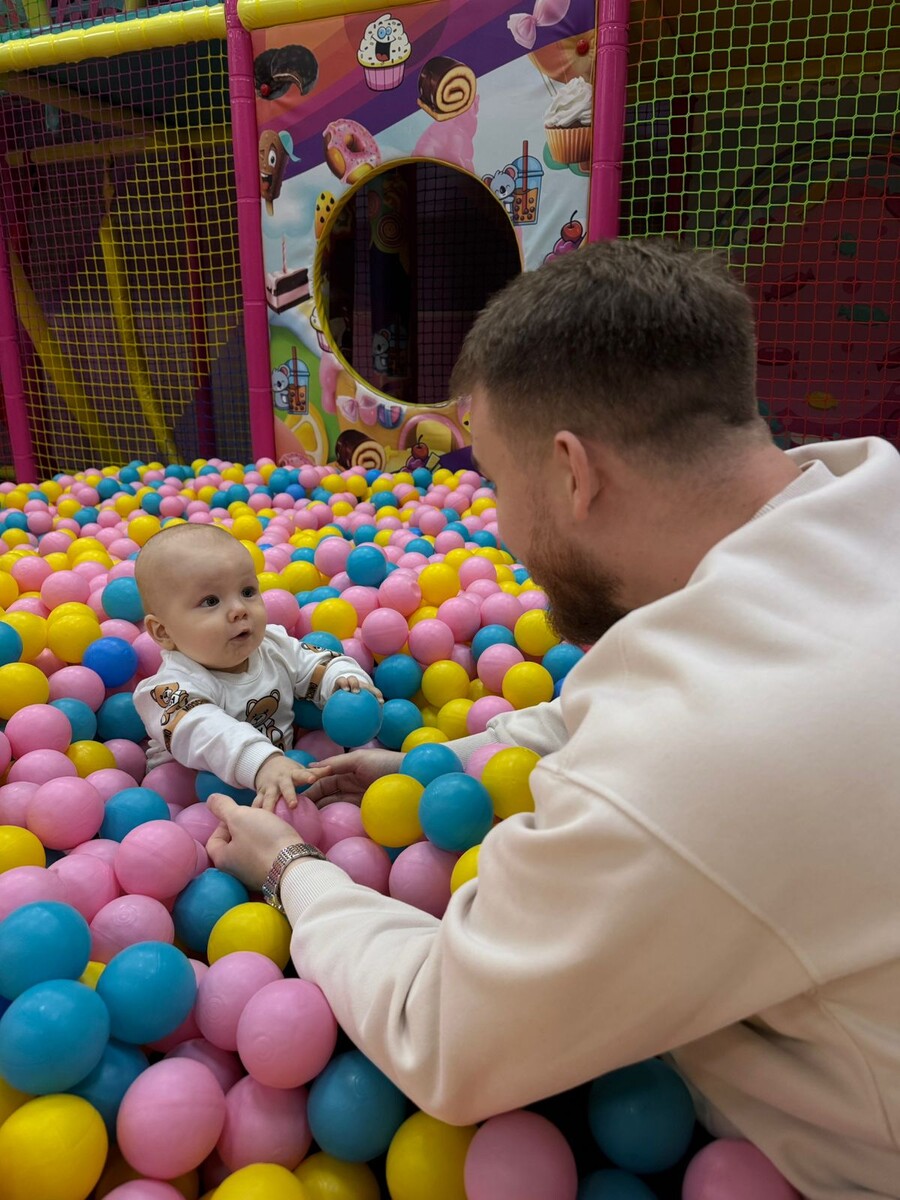 Первый раз, в детской комнате - тут Марку 8 мес.