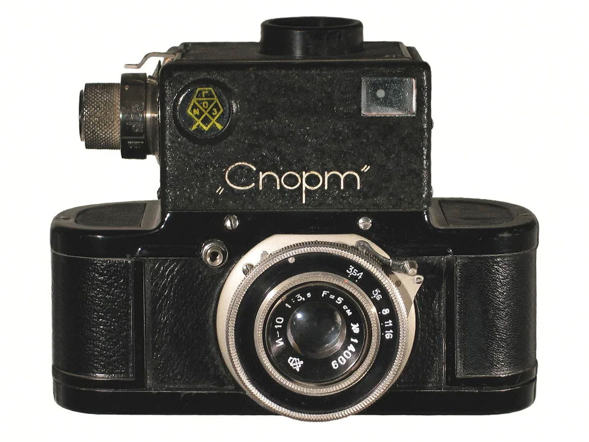 Первый в мире зеркальный фотоаппарат «Спорт»