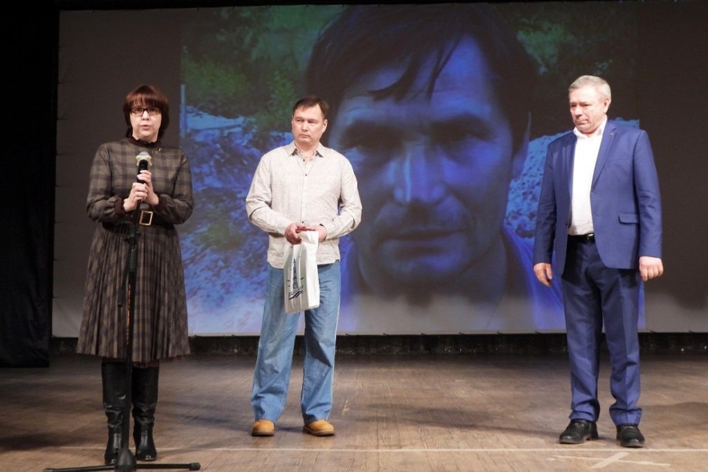 Памятный знак получает сын Александра Капитонова