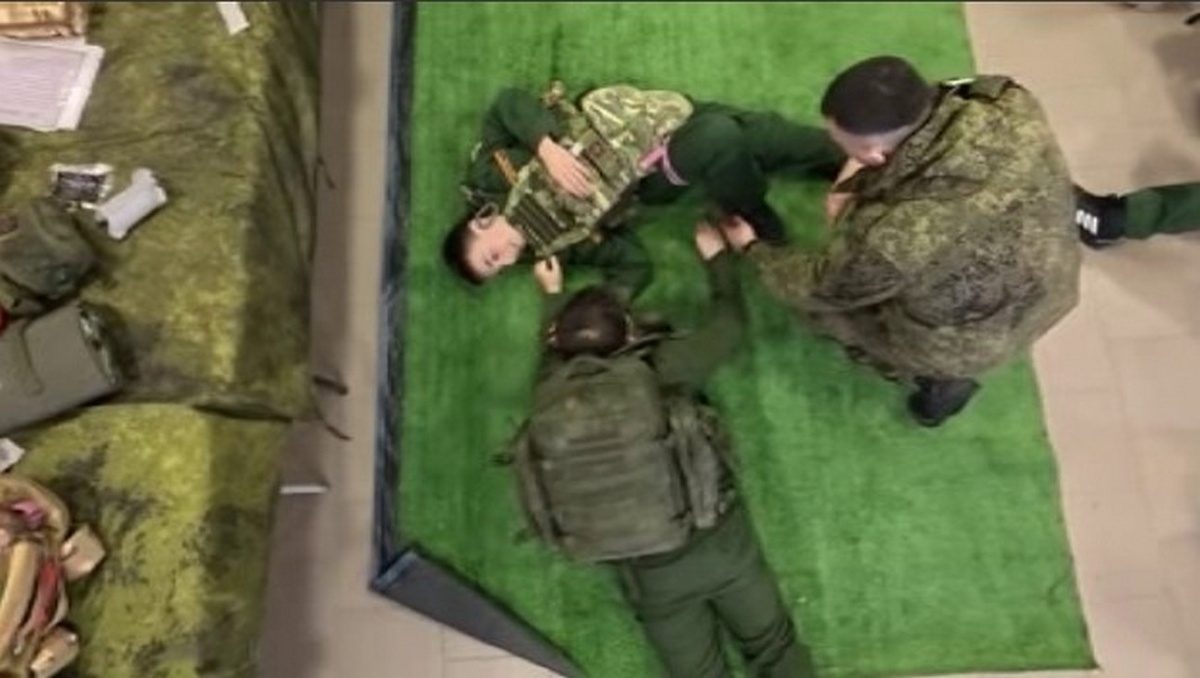    Бойцы группировки войск "Север" провели для курских школьников патриотический урок