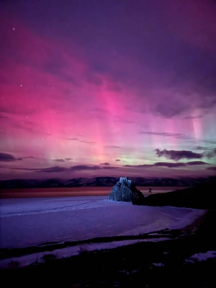Полярное сияние на острове Ольхон. Байкал. Посёлок Хулил. Скала Шаманка 