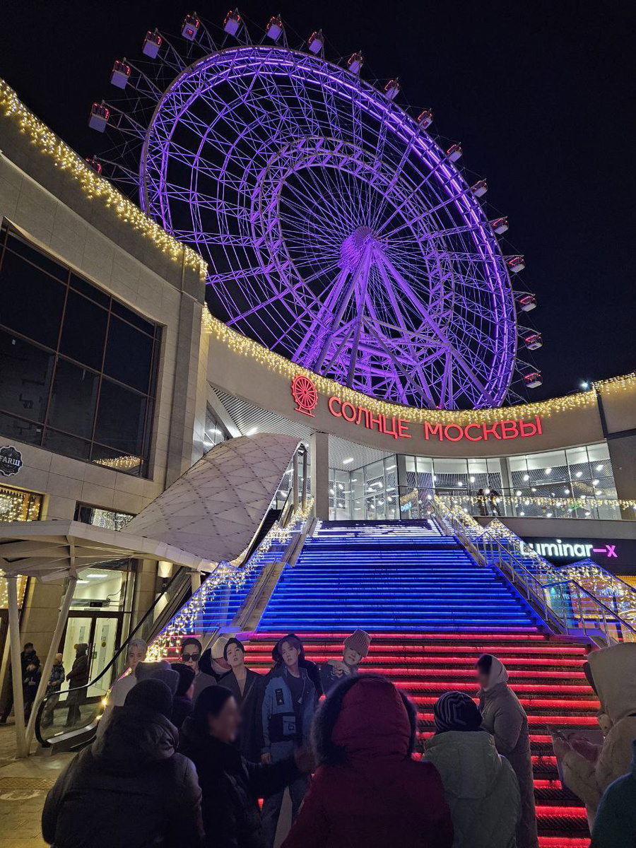 Подарок, организованный фан-группой  BTS TIME NEWS в Москве - подсветка на колесе обозрения Солнце Москвы на ВДНХ