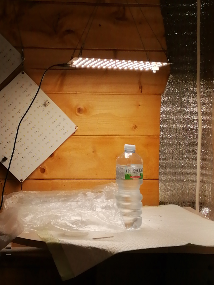 Светодиодная лампа полного цикла с переключателем с роста на плодоношение (включает ряд светодиодов дающий дополнительны спектр света для развития плодов) 