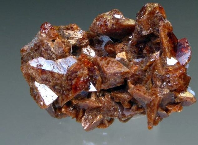 Моноцит-руда, в которой чаще других содержатся "земли" лантоноидов. Яндекс картинки