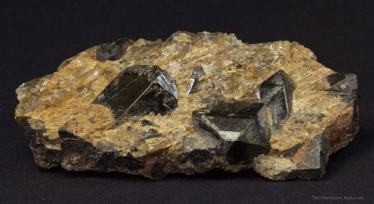 Редко встречающиеся кристаллы черного цвета гадолинита,. Яндекс картинки.