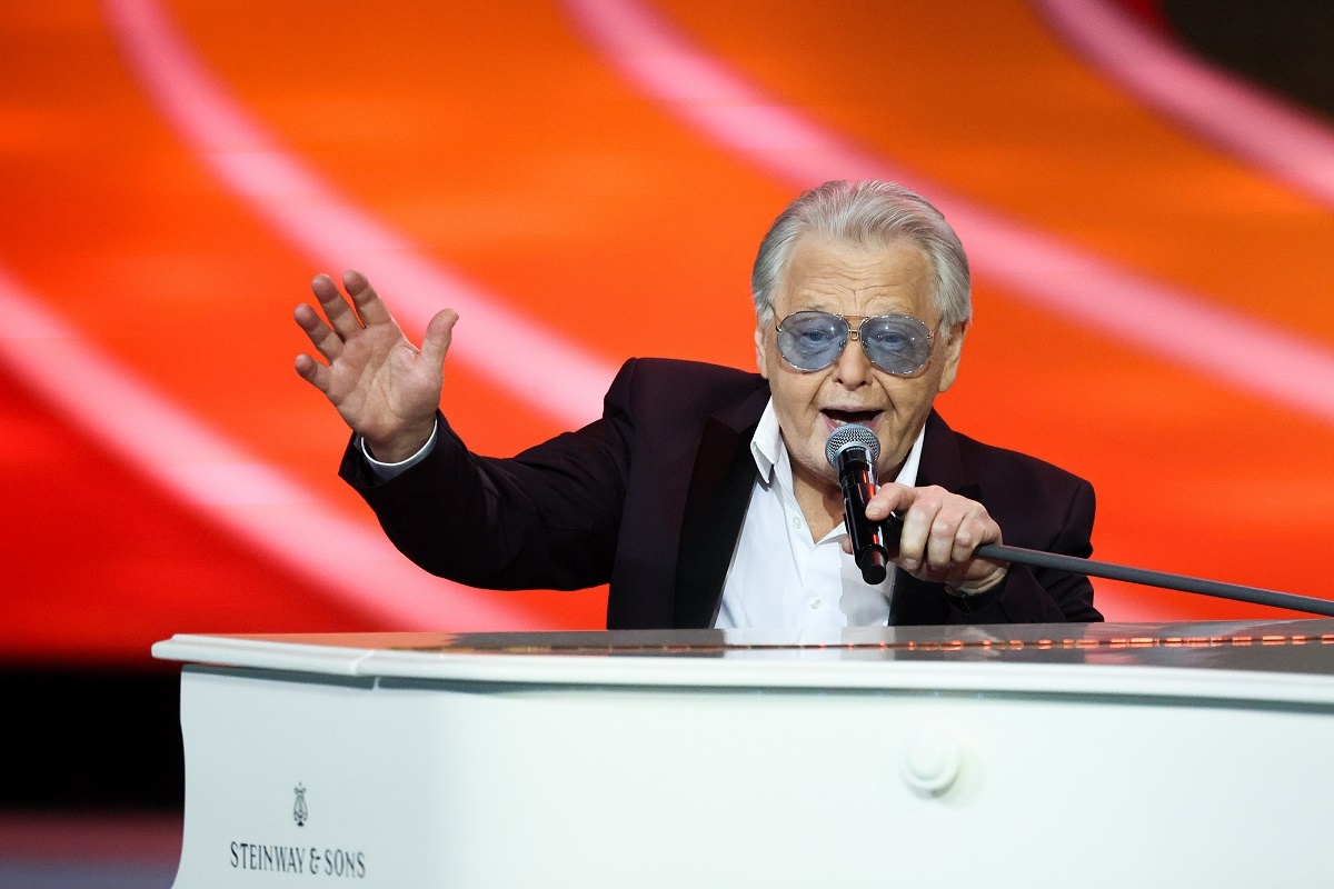    Под его песни о любви влюбляется и женится вот уже не одно поколение